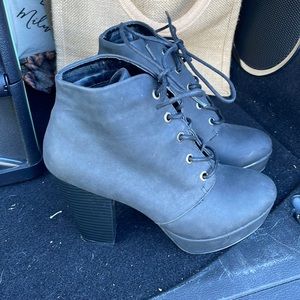 ❄️3 for $20 ❄️ Black lace up boot heels